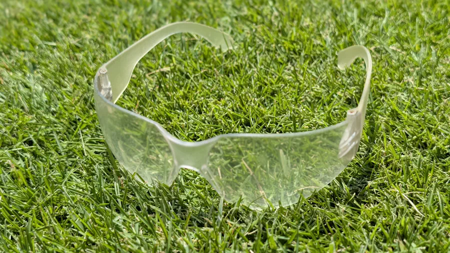 筆者が草刈りで実際に使っている透明レンズの保護メガネ