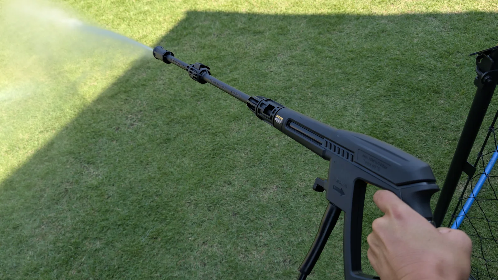 筆者がHG-EHPW221のトリガーガンから高圧水を噴射している様子