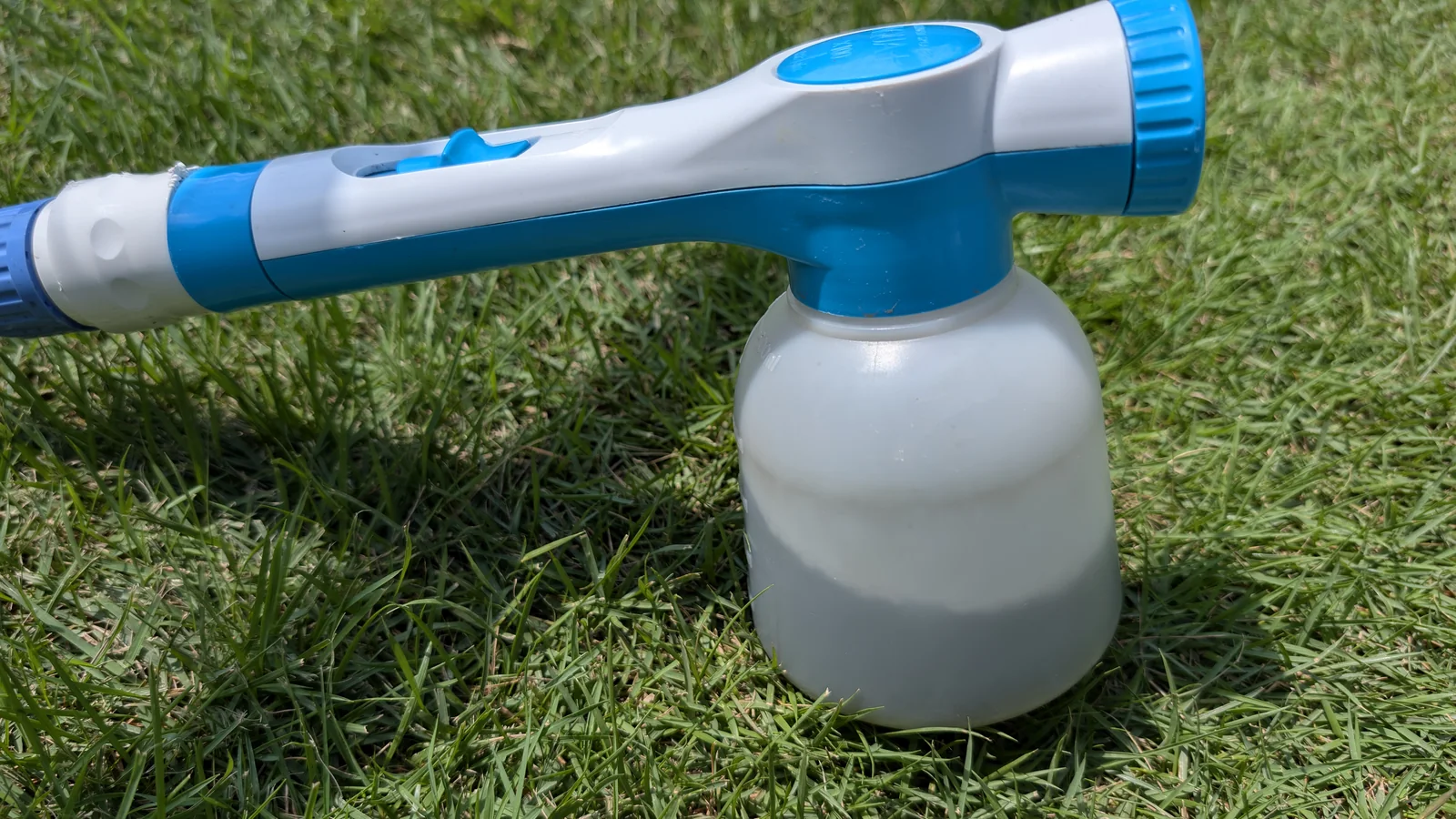 筆者が液体肥料の散布に使っているトヨチューらくらく液体肥料スプレイヤーAQUA+