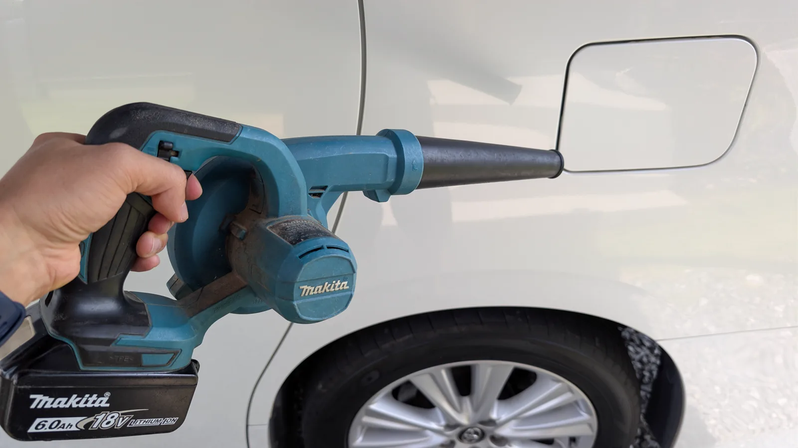 筆者が洗車後の水滴飛ばしに使用しているマキタUB185DZ